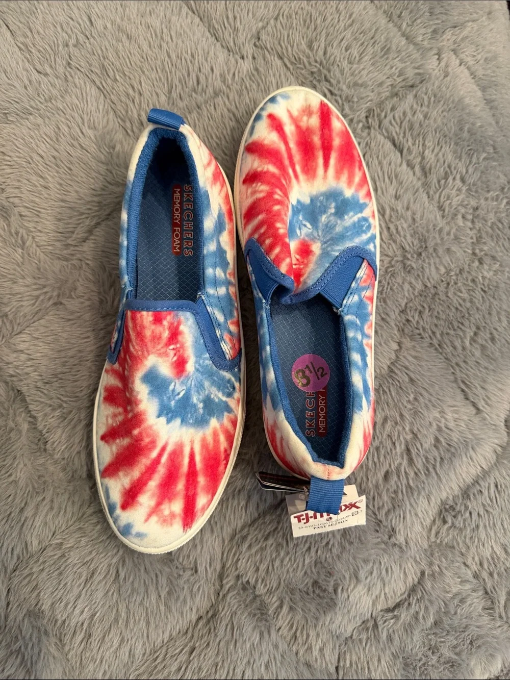 NWT Women’s Red & Bed Skechers Tie-Dye Slip-On Sneakers